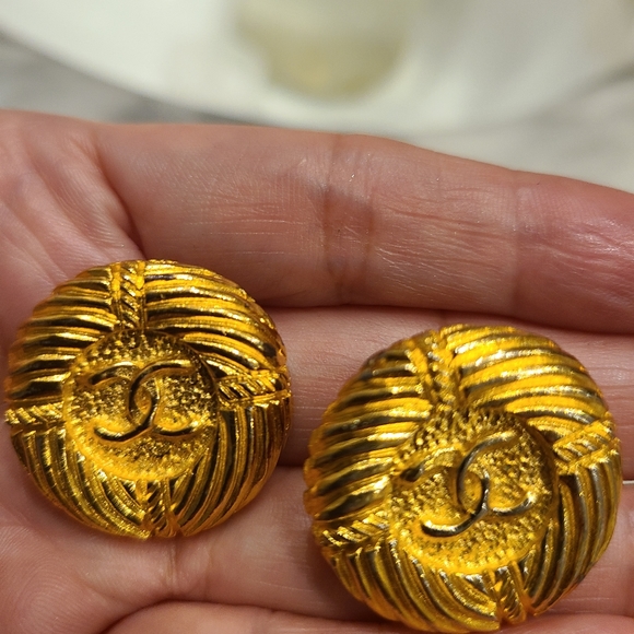 AUTH CHANEL 18K GOLD PLATED CC LOGO NECKLACE & EARRINGS SET - Picture 13 of 14